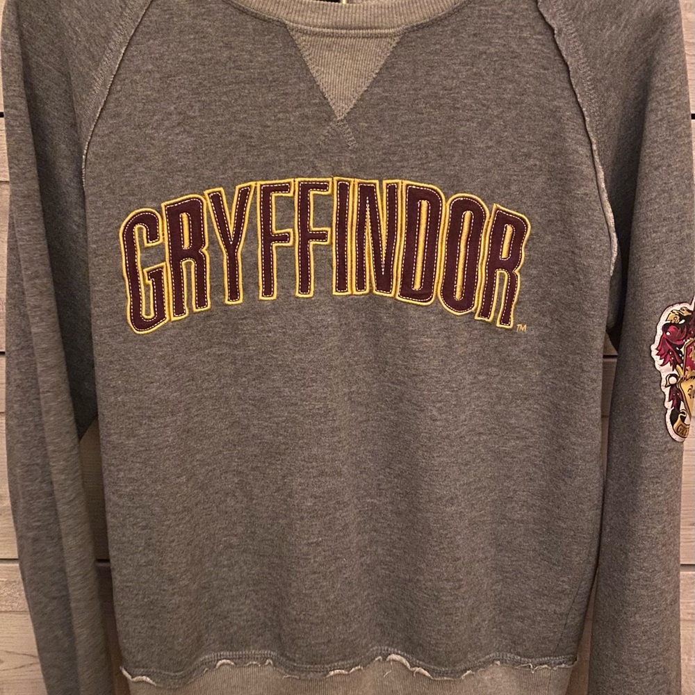 Universal Studios Wizardinf World Of Harry Potter Gryffindor Grey Sweatshirt